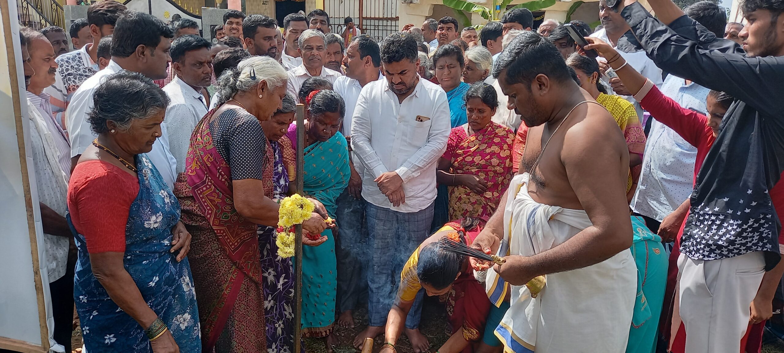 ಎರಡು ಕೋಟಿ ವೆಚ್ಚದಲ್ಲಿ ರಸ್ತೆ ಅಭಿವೃದ್ಧಿ ಕಾಮಗಾರಿಗೆ ಶಾಸಕ ಡಾ.ರಂಗನಾಥ್ ಭೂಮಿ ಪೂಜೆ